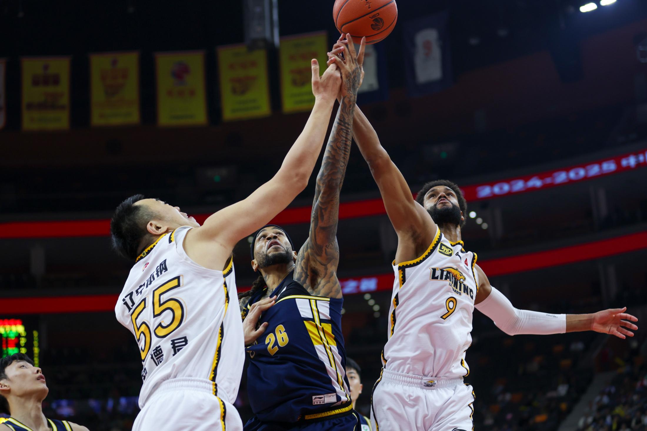 防守稳固,双方篮球大战持续 防守稳固,双方篮球大战持续