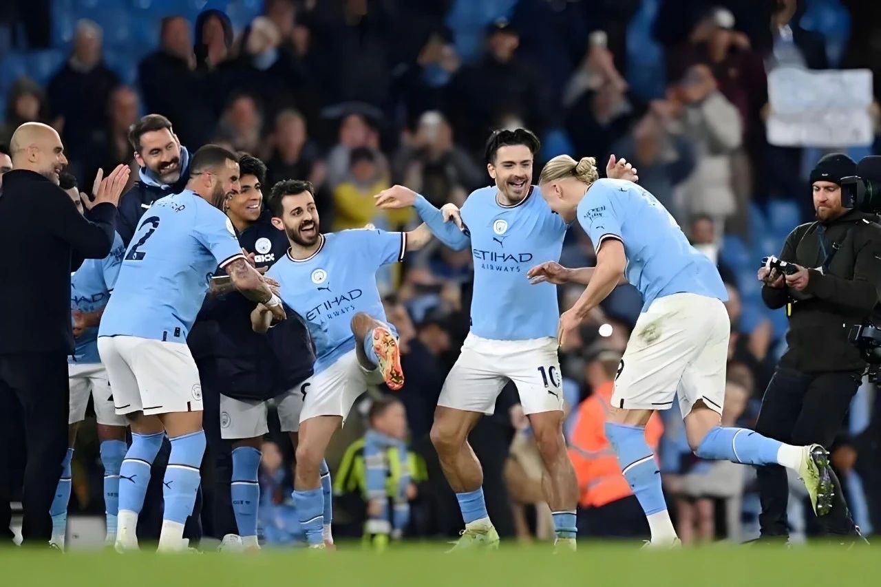 足球快报场上对决激烈,球队斗志高昂 足球快报场上对决激烈,球队斗志高昂