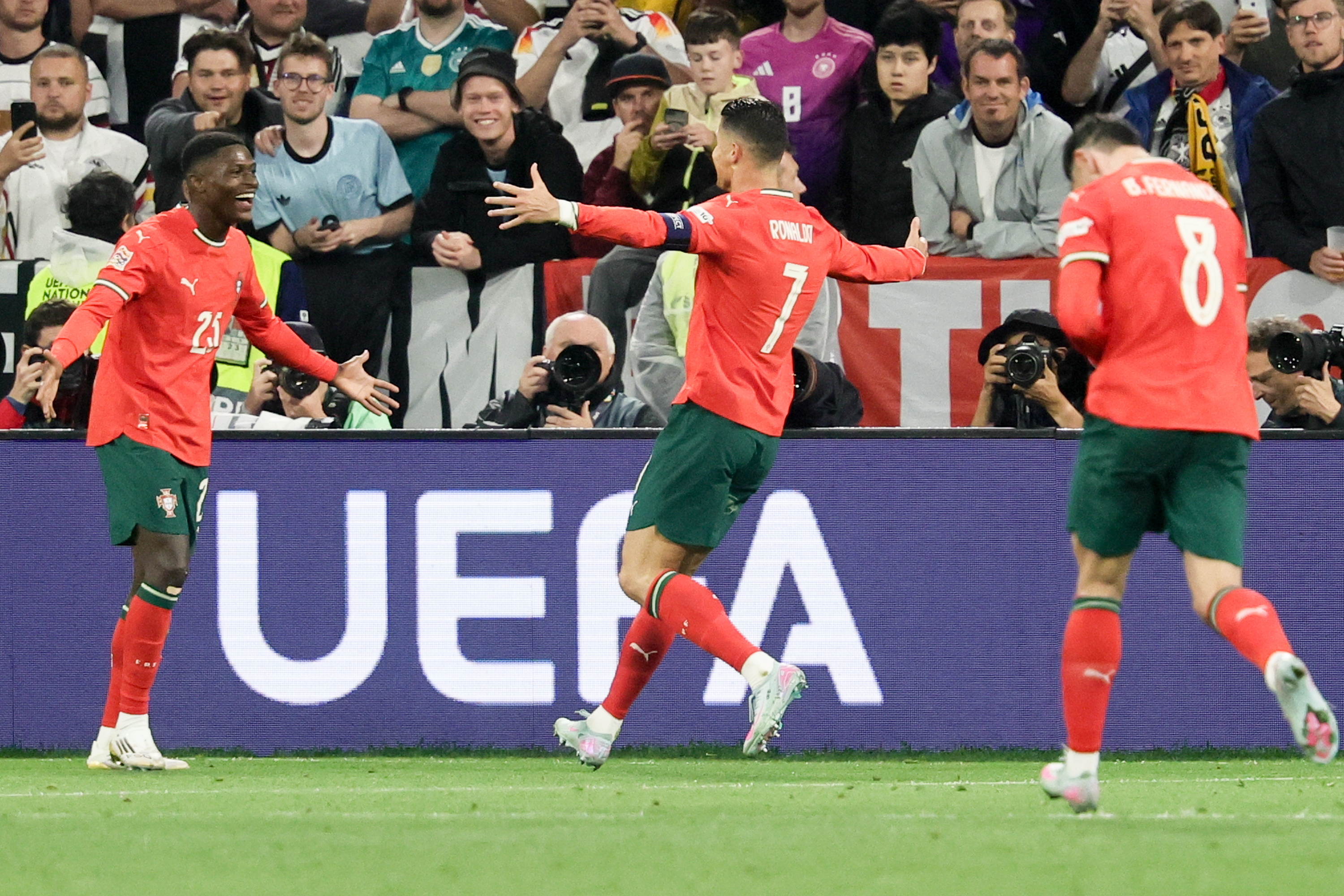 乐鱼app-英格兰迎战葡萄牙，激烈角逐即将上演