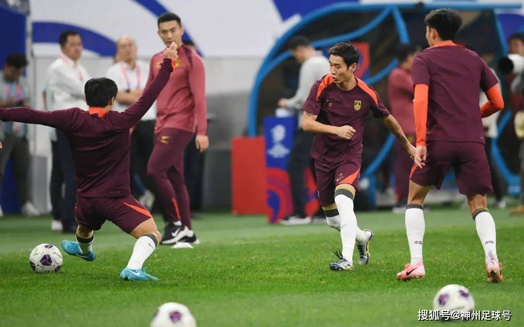 乐鱼官方网站-激烈足球巅峰赛事揭幕，球队备战全力以赴
