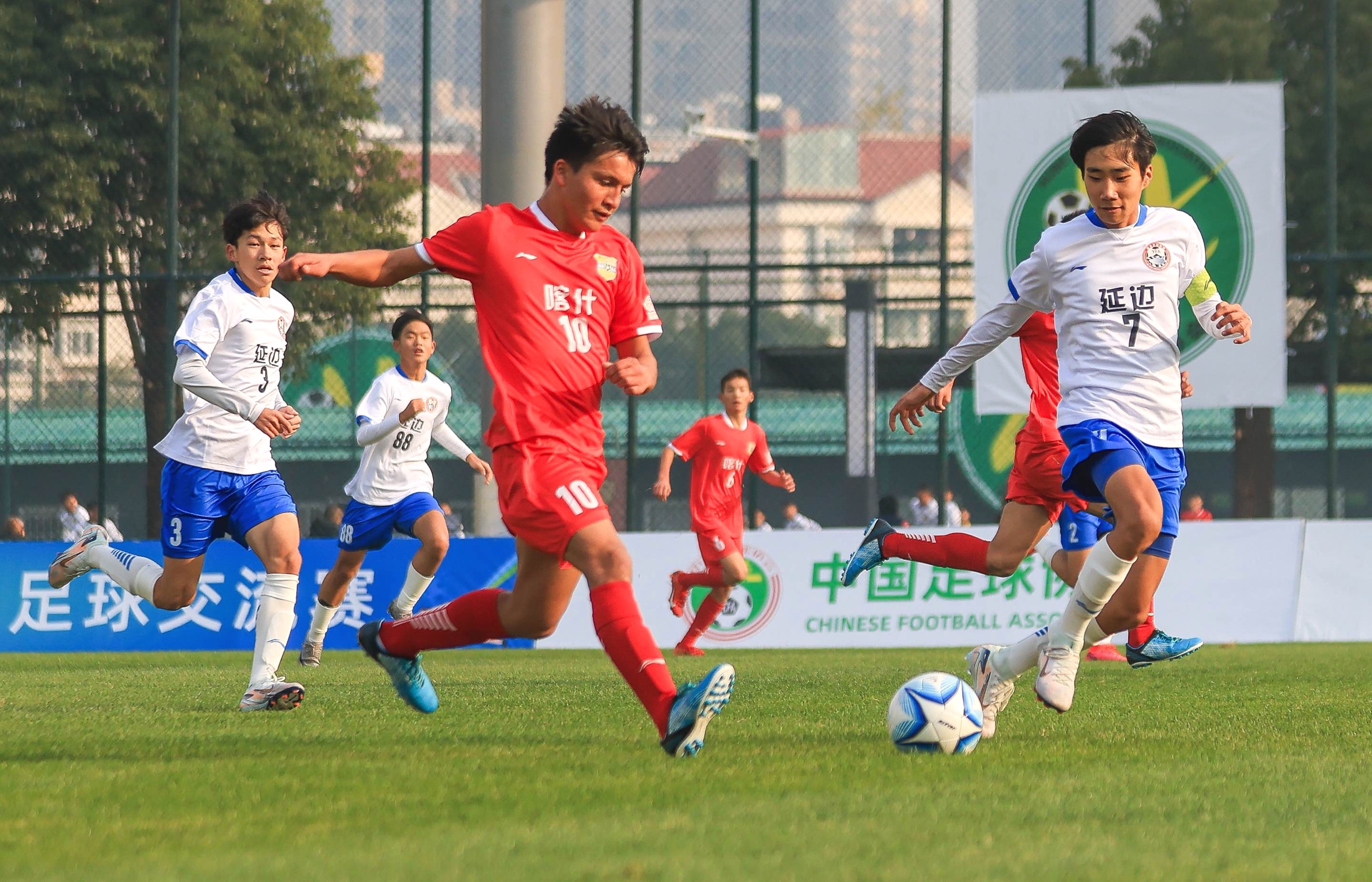 激烈足球巅峰赛事揭幕,球队备战全力以赴 激烈足球巅峰赛事揭幕,球队备战全力以赴