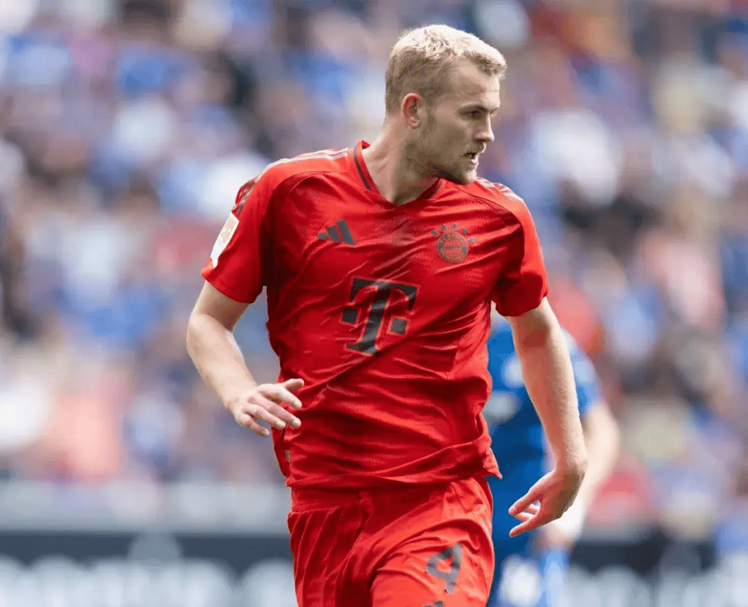 巴萨险胜中国,德利赫特惊艳世界 巴萨险胜中国,德利赫特惊艳世界